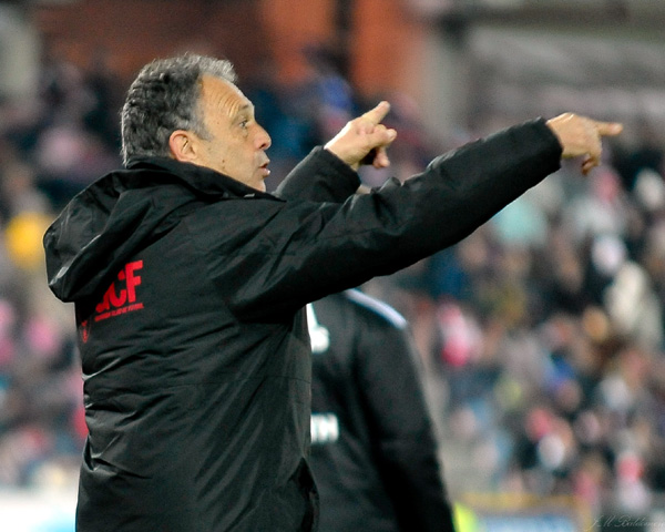 Caparrós da instrucciones a sus jugadores durante el encuentro (BALDOMERO)