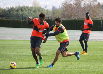 Mainz presiona a Eddy durante el entrenamiento 