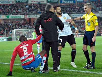Negredo ayuda a levantarse a Nyom en el partido del domingo (BALDOMERO)
