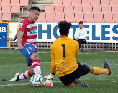 Cristian Bravo bate al portero del filial almeriense (JOSÉ M. BALDOMERO)