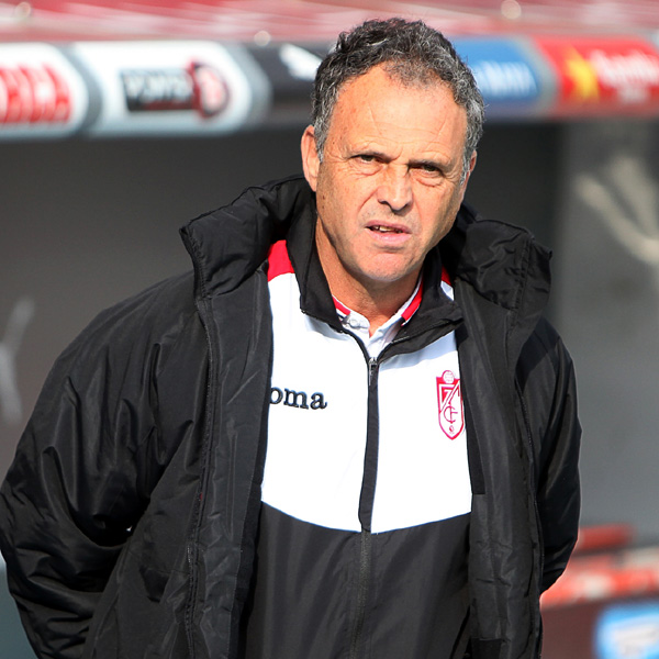 Joaquín Caparrós sobre el césped de Cornellá (LOF)