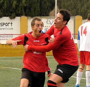 Los jugadores locales celebran uno de los goles (J. M. BALDOMERO)