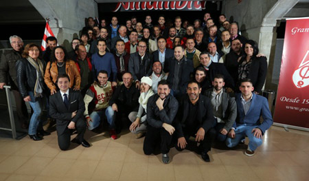Foto de familia de dirigentes y peñistas del Granada CF (GRANADACF.ES)
