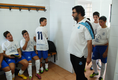  José Antonio Ibar Abarca, charlando con los jugadores en vestuarios tras un partido