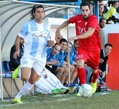 Sigue la lucha entre los equipos de Motril y el Purullena CF. (Raquel Rodríguez)