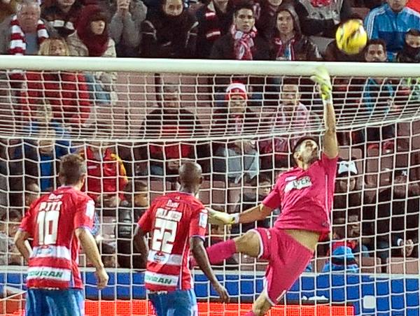 Oier debutó en Primera División con el Granada CF (J. M. BALDOMERO)