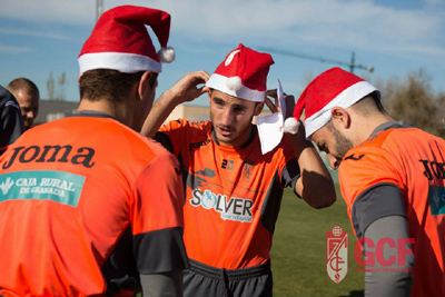 El equipo felicitó la Navidad con un villancico (GRANADACF.ES)