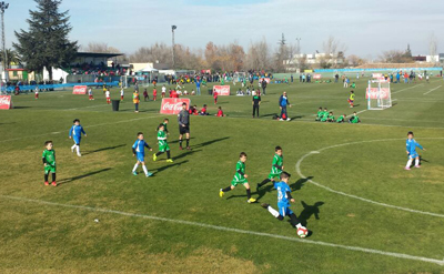 Panorámica del torneo con diferentes encuentros simultáneos 