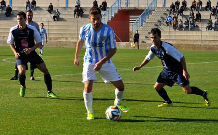 Dos jugadores accitanos presionan a un rival (UBRIC)