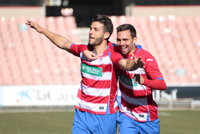 Los jugadores del filial celebran uno de los goles (J. M. ROMERO)