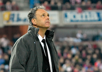 Caparrós mira al cielo durante el encuentro (JOSÉ M. BALDOMERO)