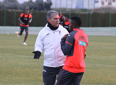 Aguado dialoga con Lass durante el entrenamiento (GRJ)