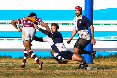 Un jugador del Uni intenta frenar a un rival (ANTONIO L. JUÁREZ)