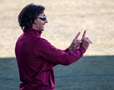 El técnico del Vandalia sigue un partido desde la banda (V. CARVAJAL)