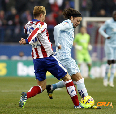 Iturra con el balón ante la presión de Fernando Torres (LOF)