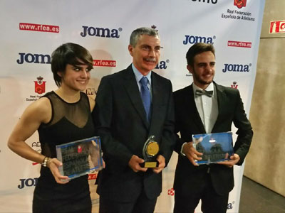 Oliva y Pérez posan con sus galardones 