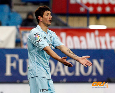 Piti pide el balón durante el encuentro en el Calderón (LOF)