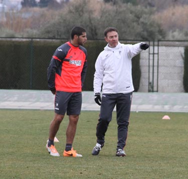 Abel dialoga con Insua en el primer entrenamiento de ambos 