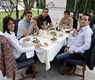 Gianella y Gutiérrez degustando el típico asado argentino