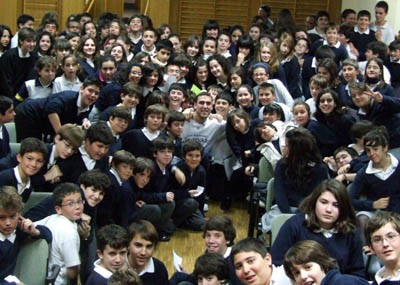 Pablo Aguilar rodeado de los alumnos del Colegio de la Asunción (CBG)