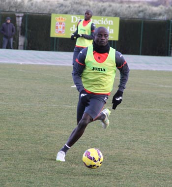Nounkeu en uno de sus último entrenamientos con el Granada 