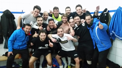 El vestuario peligreño celebra el triunfo y el liderato 