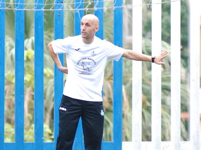 Jonathan Rey da instrucciones a sus jugadores 