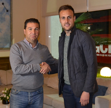 Cordero estrecha la mano de Juan Cala en el hotel de Marbella (GRANADACF.ES)