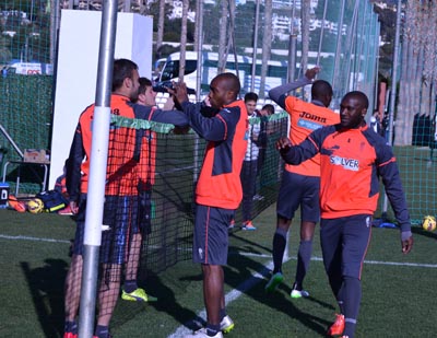 La plantilla rojiblanca regresa a Granada (GRANADA CF)