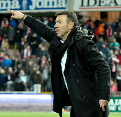 Resino dando órdenes desde el banco (JMBALDOMERO)