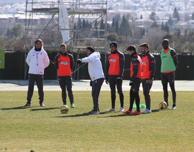 Abel da indicaciones sobre los saques de falta 