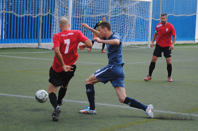 Nicky encara a un rival 