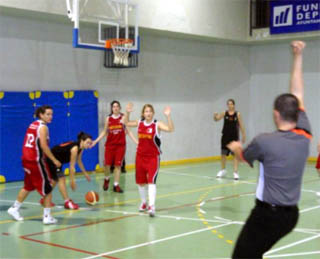 Acción del encuentro de las granadinas ante el CB Martos