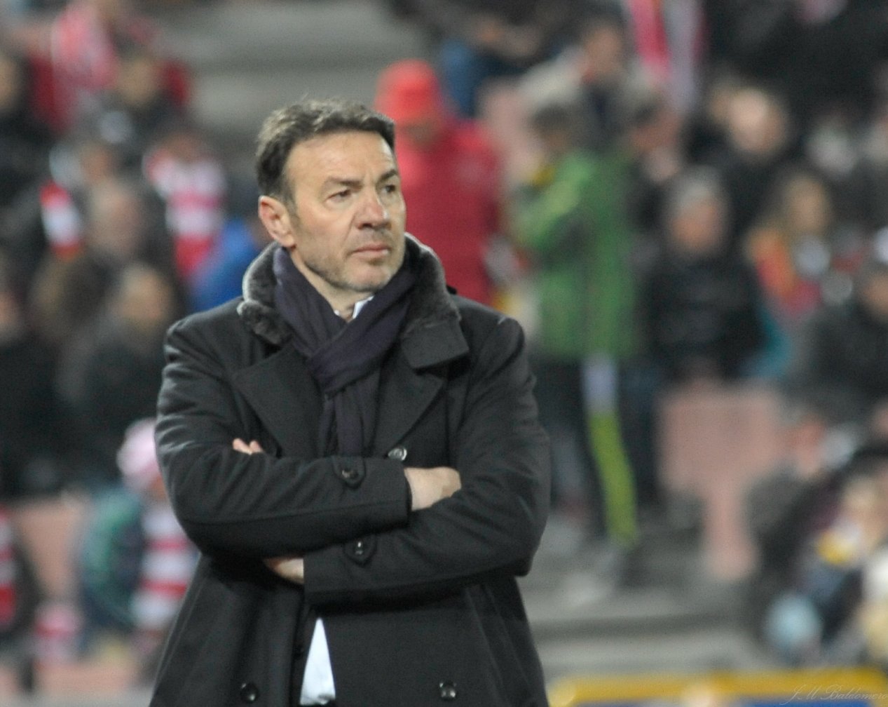 Resino dando órdenes desde el banco (JMBALDOMERO)