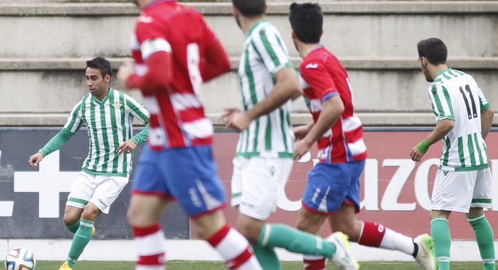 Una jugada del duelo de filiales en tierras hispalenses (REALBETISBALOMPIE.ES)