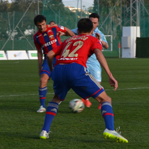 Iturra intenta zafarse de la presión de dos jugadores del CSKA (GRANADA CF)