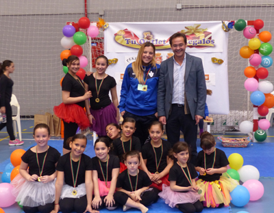 Antonio Granados junto a un grupo de participantes 