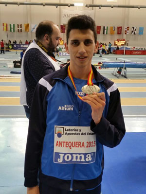 Dani Rodrígeuz posa con su medalla de plata 