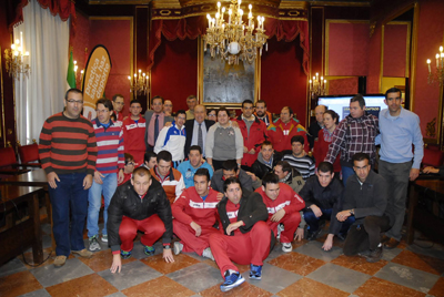 Torres Hurtado y Granados junto a varios de los participantes en la liga 
