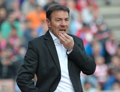 Abel sigue el partido desde la banda (BALDOMERO)