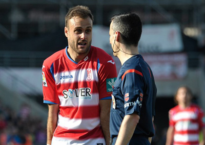 Cala dialoga con el colegiado (BALDOMERO) 