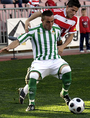 Israel con un jugador verdiblanco (PACO AYALA)
