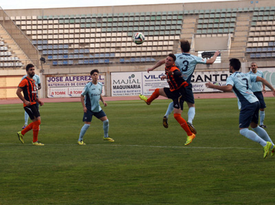 Chechu pugna por arriba con el local Pedro Galera (CASTILLO)