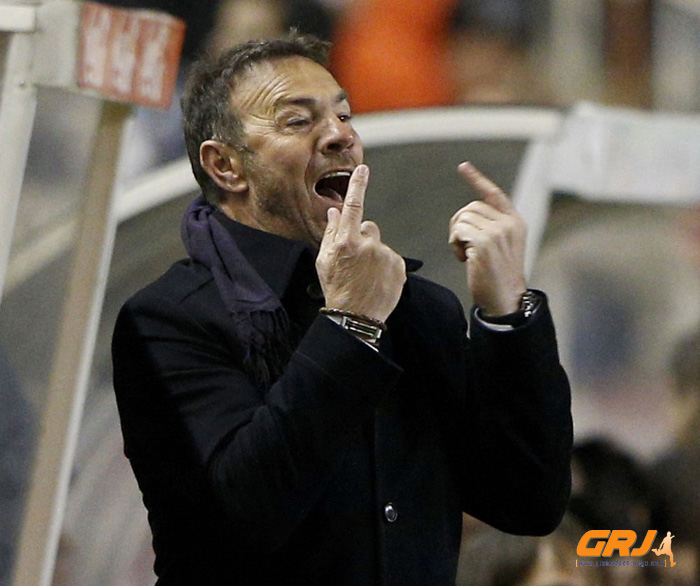 Abel dando órdenes desde el banco en Vallecas (LOF)