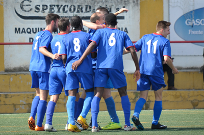 Los jugadores de La Zubia celebran un gol 