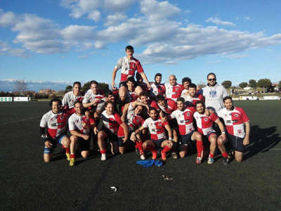 Los jugadores dele Uni celebran la permanencia 