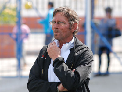 Miguel Mira sigue el partido desde la banda 