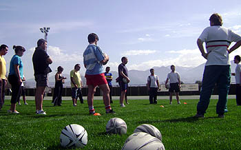 Los participantes del curso de Rugby atienden a los entrenadores