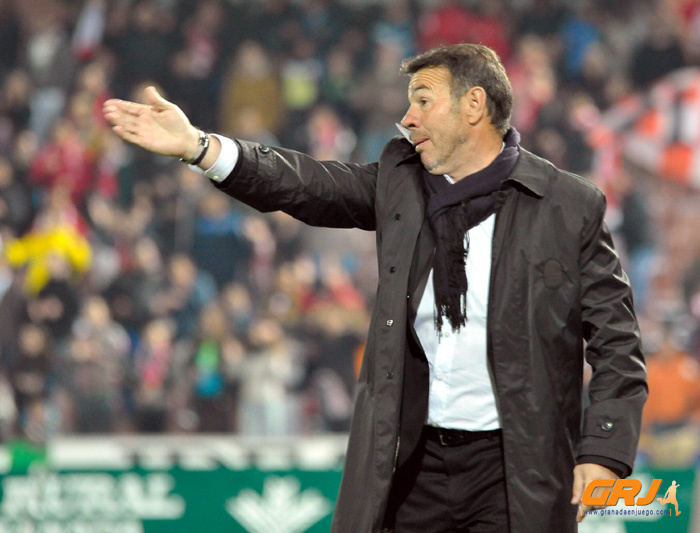 Resino dando órdenes desde el banco (J. M. BALDOMERO)