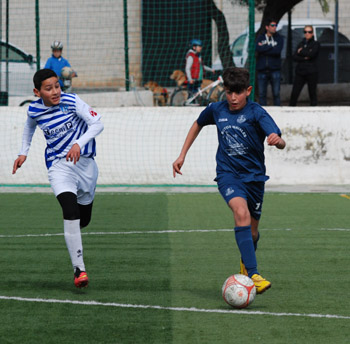 Un jugador alevín se escapa de un rival 